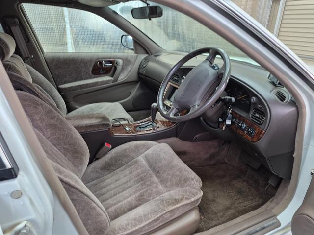 プレジデントＪＳ タイプＧ　オートクルーズコントロール　ナビ　アルミホイール　オートライト　ＨＩＤ　ＡＴ　シートヒーター　キーレスエントリー　パワーシート　カセット　衝突安全ボディ　ＡＢＳ　エアコン　パワーステアリング（19枚目）