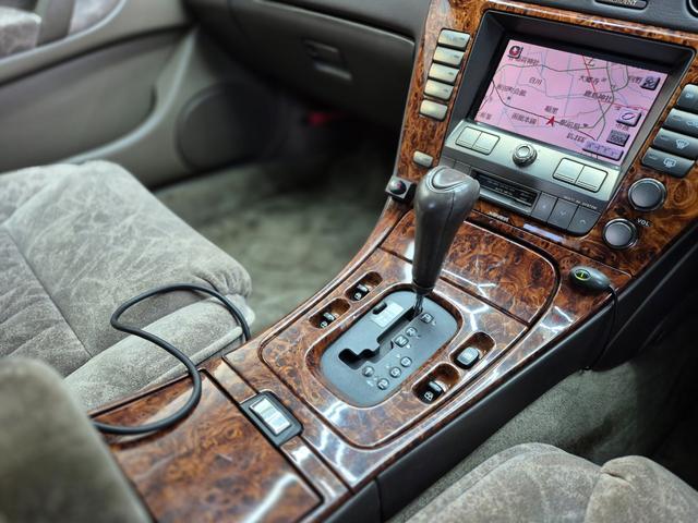 プレジデントＪＳ タイプＧ　オートクルーズコントロール　ナビ　アルミホイール　オートライト　ＨＩＤ　ＡＴ　シートヒーター　キーレスエントリー　パワーシート　カセット　衝突安全ボディ　ＡＢＳ　エアコン　パワーステアリング（26枚目）