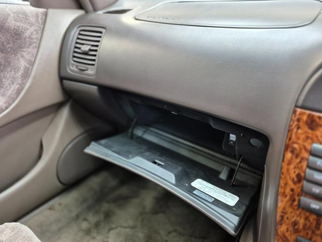 プレジデントＪＳ タイプＧ　オートクルーズコントロール　ナビ　アルミホイール　オートライト　ＨＩＤ　ＡＴ　シートヒーター　キーレスエントリー　パワーシート　カセット　衝突安全ボディ　ＡＢＳ　エアコン　パワーステアリング（27枚目）