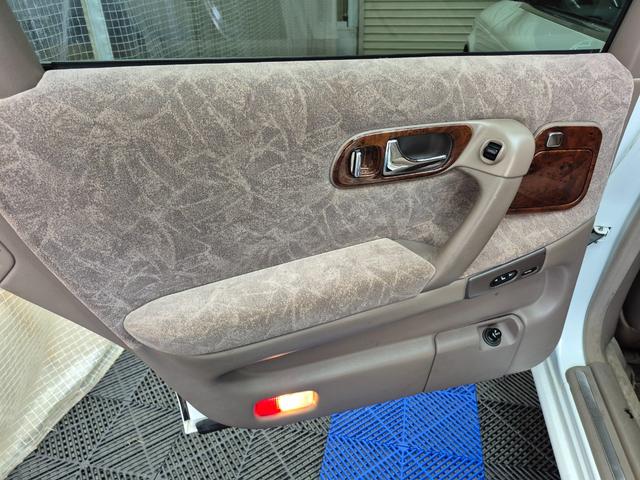 プレジデントＪＳ タイプＧ　オートクルーズコントロール　ナビ　アルミホイール　オートライト　ＨＩＤ　ＡＴ　シートヒーター　キーレスエントリー　パワーシート　カセット　衝突安全ボディ　ＡＢＳ　エアコン　パワーステアリング（42枚目）