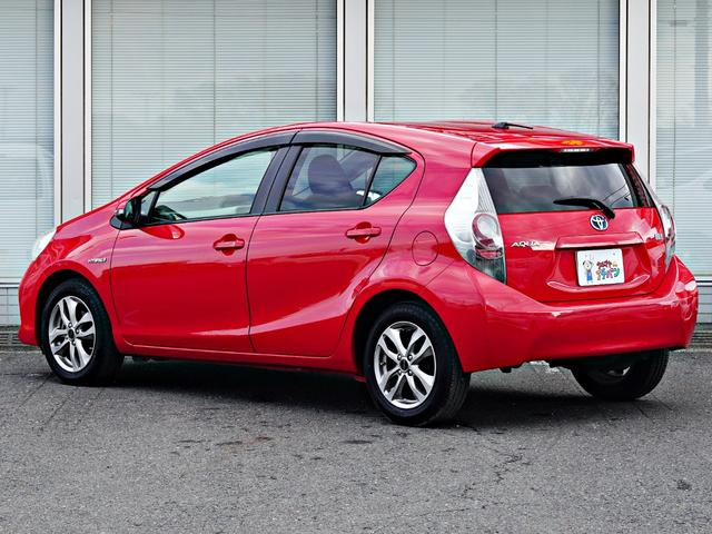 アクア Ｓ　キーレスエントリ　ナビ＆ＴＶ　ワンオーナー車　オートエアコン　デュアルエアバック　ＥＳＣ　パワーウィンドウ　ＥＴＣ　ＤＶＤ再生可能　ＳＲＳ　ワンセグＴＶ　パワーステアリング　ＡＢＳ　メモリーナビ（8枚目）