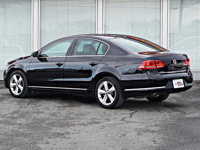 パサート ＴＳＩハイライン　レザーシート　アイドリングストップ　オートエアコン　クルコン　シートヒーター　バックカメラ　パワーシート　禁煙（4枚目）