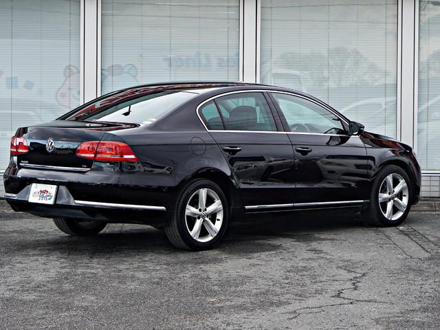 パサート ＴＳＩハイライン　レザーシート　アイドリングストップ　オートエアコン　クルコン　シートヒーター　バックカメラ　パワーシート　禁煙（5枚目）