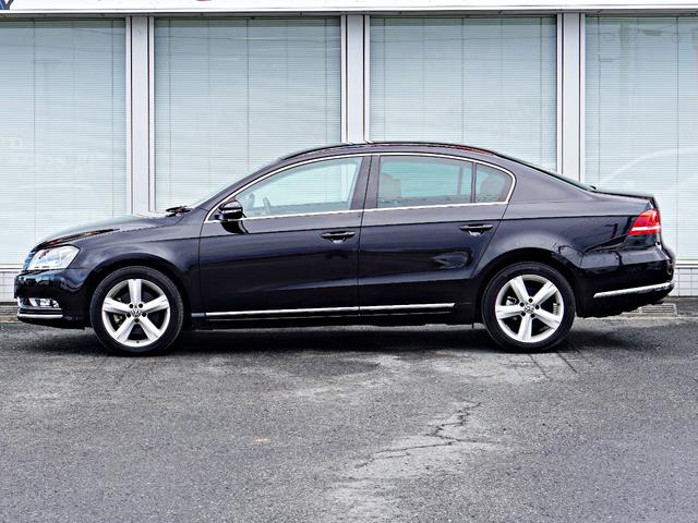 パサート ＴＳＩハイライン　レザーシート　アイドリングストップ　オートエアコン　クルコン　シートヒーター　バックカメラ　パワーシート　禁煙（6枚目）