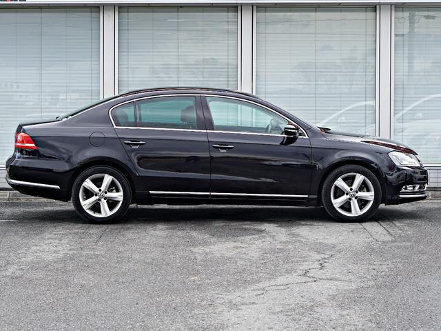 パサート ＴＳＩハイライン　レザーシート　アイドリングストップ　オートエアコン　クルコン　シートヒーター　バックカメラ　パワーシート　禁煙（7枚目）