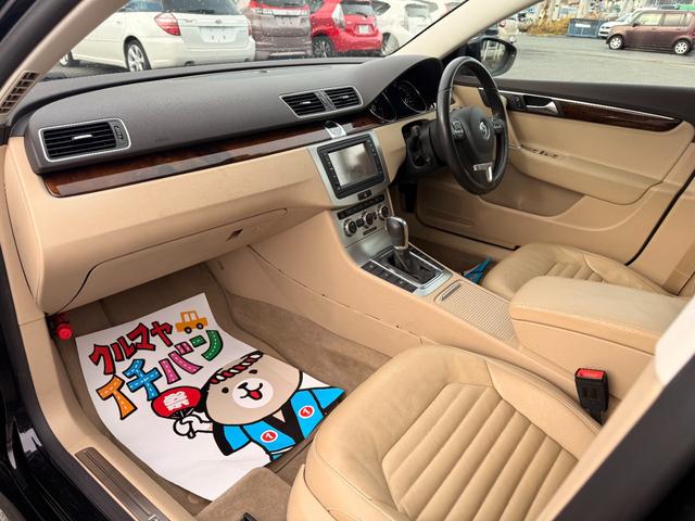 パサート ＴＳＩハイライン　レザーシート　アイドリングストップ　オートエアコン　クルコン　シートヒーター　バックカメラ　パワーシート　禁煙（17枚目）