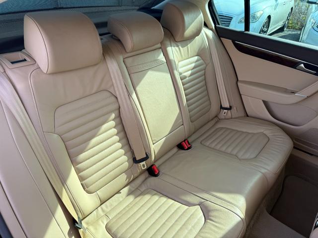 パサート ＴＳＩハイライン　レザーシート　アイドリングストップ　オートエアコン　クルコン　シートヒーター　バックカメラ　パワーシート　禁煙（22枚目）