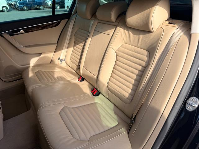 パサート ＴＳＩハイライン　レザーシート　アイドリングストップ　オートエアコン　クルコン　シートヒーター　バックカメラ　パワーシート　禁煙（24枚目）