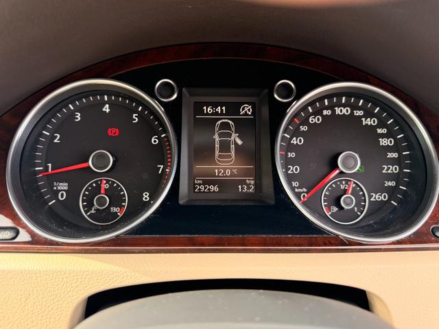 パサート ＴＳＩハイライン　レザーシート　アイドリングストップ　オートエアコン　クルコン　シートヒーター　バックカメラ　パワーシート　禁煙（34枚目）