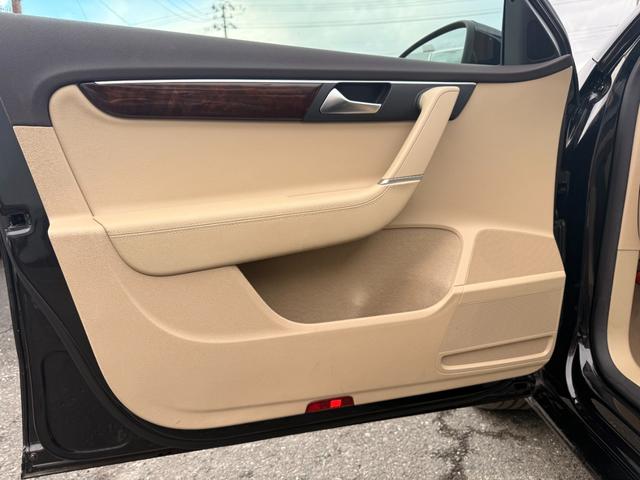 パサート ＴＳＩハイライン　レザーシート　アイドリングストップ　オートエアコン　クルコン　シートヒーター　バックカメラ　パワーシート　禁煙（41枚目）