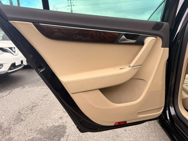 パサート ＴＳＩハイライン　レザーシート　アイドリングストップ　オートエアコン　クルコン　シートヒーター　バックカメラ　パワーシート　禁煙（44枚目）