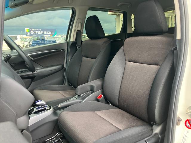 フィットハイブリッド Ｆパッケージ　コンフォートエディション　Ｂカメラ　前席シートヒーター　メモリーナビ　ＶＳＡ　アイドリングストップ　エアバッグ　ＡＢＳ　ＬＥＤヘッドライト　スマートキー　エアコン　４ＷＤ　禁煙車　ワンセグＴＶ　ＥＴＣ車載器（22枚目）