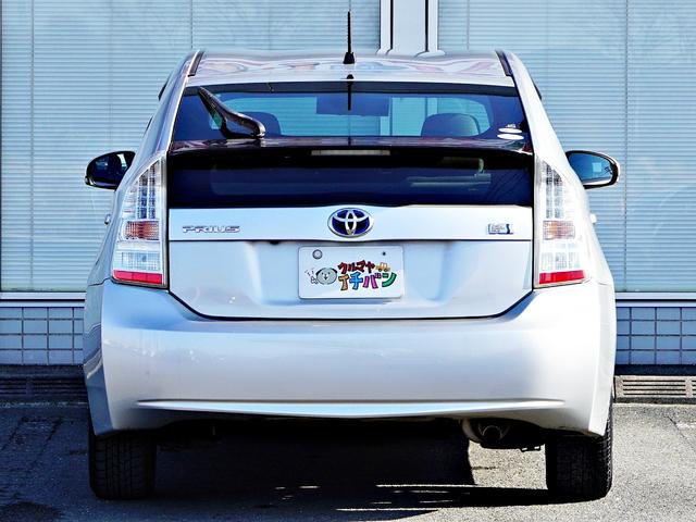 プリウス Ｓ　アイドリングストップ搭載　Ｂモニタ－　禁煙　インテリキー　デュアルエアバック　エアＢ　イモビライザー　ナビＴＶ　ＡＵＴＯエアコン　横スベリ防止　アルミホイール　ＥＴＣ装備　ＡＢＳ　サイドエアバッグ（7枚目）