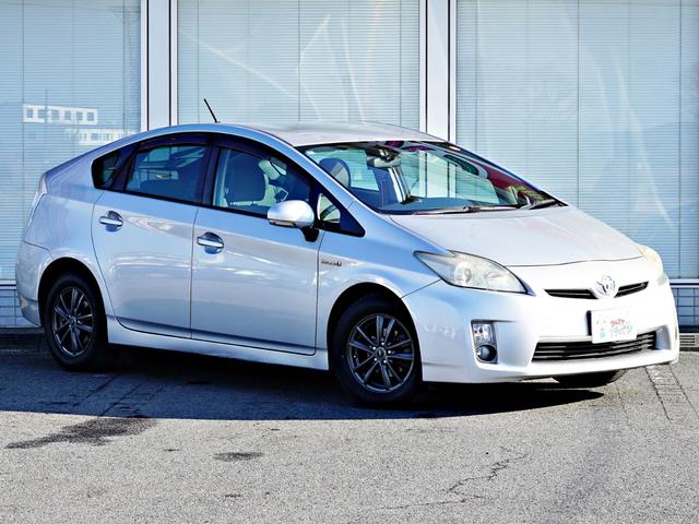 プリウス Ｓ　アイドリングストップ搭載　Ｂモニタ－　禁煙　インテリキー　デュアルエアバック　エアＢ　イモビライザー　ナビＴＶ　ＡＵＴＯエアコン　横スベリ防止　アルミホイール　ＥＴＣ装備　ＡＢＳ　サイドエアバッグ（12枚目）