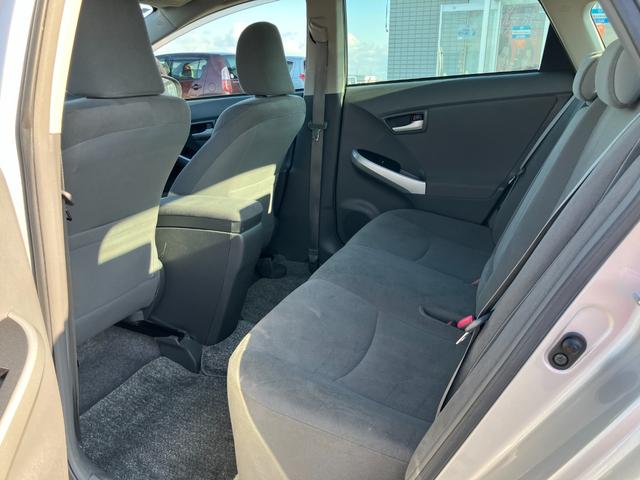 プリウス Ｓ　アイドリングストップ搭載　Ｂモニタ－　禁煙　インテリキー　デュアルエアバック　エアＢ　イモビライザー　ナビＴＶ　ＡＵＴＯエアコン　横スベリ防止　アルミホイール　ＥＴＣ装備　ＡＢＳ　サイドエアバッグ（23枚目）