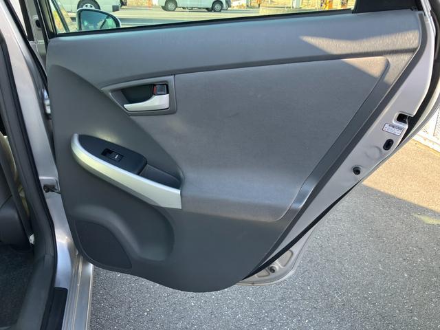 プリウス Ｓ　アイドリングストップ搭載　Ｂモニタ－　禁煙　インテリキー　デュアルエアバック　エアＢ　イモビライザー　ナビＴＶ　ＡＵＴＯエアコン　横スベリ防止　アルミホイール　ＥＴＣ装備　ＡＢＳ　サイドエアバッグ（46枚目）