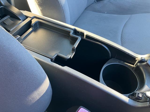 プリウス Ｓ　アイドリングストップ搭載　Ｂモニタ－　禁煙　インテリキー　デュアルエアバック　エアＢ　イモビライザー　ナビＴＶ　ＡＵＴＯエアコン　横スベリ防止　アルミホイール　ＥＴＣ装備　ＡＢＳ　サイドエアバッグ（49枚目）