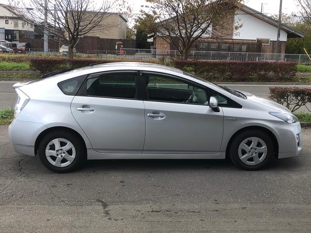 プリウス Ｓ　メモリーナビ　バックカメラ　寒冷地仕様　スマートキー（6枚目）