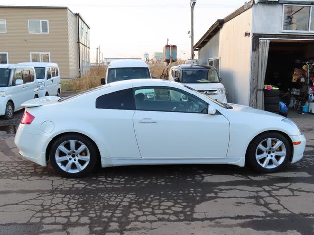 スカイライン ３５０ＧＴ　アルミホイール　ＨＩＤ　ＭＴ　キーレスエントリー　盗難防止システム　パワーシート　ＣＤ　カセット　衝突安全ボディ　ＡＢＳ　ＥＳＣ　エアコン　パワーステアリング　パワーウィンドウ　運転席エアバッグ（5枚目）