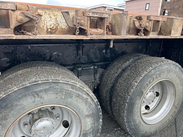 ギガ 　運材車　６×６　型式ＫＬ－ＣＹＷ８１Ｐ４　６ＭＴ　積載１２．０トン　荷台６６５×２４９（13枚目）
