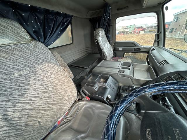 ギガ 　運材車　６×６　型式ＫＬ－ＣＹＷ８１Ｐ４　６ＭＴ　積載１２．０トン　荷台６６５×２４９（31枚目）