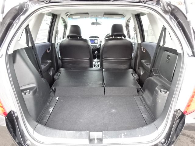 フィット Ｇスマートセレクション　事故無し　４ＷＤ　社外ＣＤ　社外エンジンスターター　スマートキー　ＥＴＣ　ウインカーミラー　１５インチアルミホイール　デアイサー（12枚目）