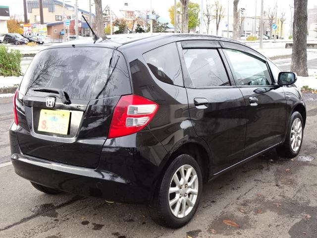 フィット Ｇスマートセレクション　事故無し　４ＷＤ　社外ＣＤ　社外エンジンスターター　スマートキー　ＥＴＣ　ウインカーミラー　１５インチアルミホイール　デアイサー（13枚目）