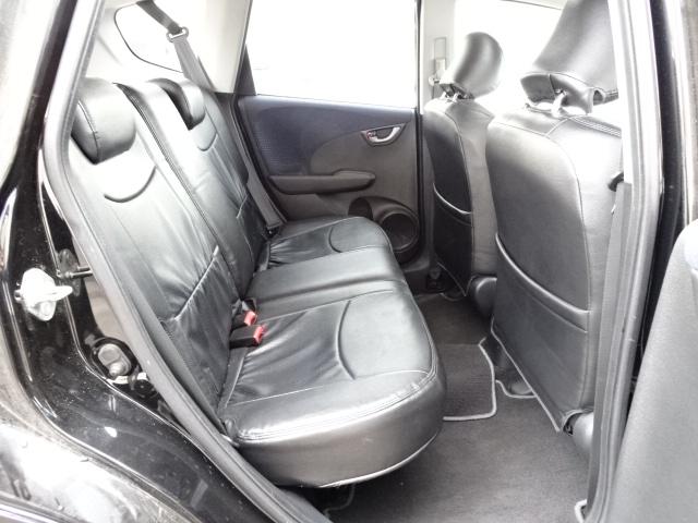 フィット Ｇスマートセレクション　事故無し　４ＷＤ　社外ＣＤ　社外エンジンスターター　スマートキー　ＥＴＣ　ウインカーミラー　１５インチアルミホイール　デアイサー（30枚目）