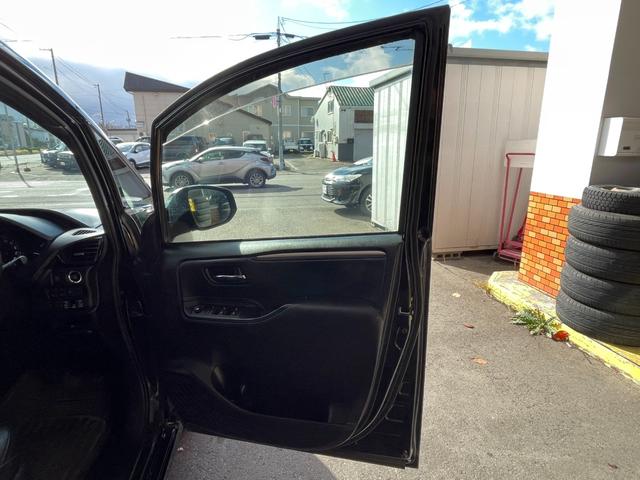 エスクァイア Gi ブラックテーラード 4WD ワンオーナー 社外ナビ CD/DVD/TV/Blutooth/Bカメラ 10型フリップダウンモニター プリクラッシュセーフティ レーンディパーチャーアラート クルコン オートマチックハイビーム(18枚目)