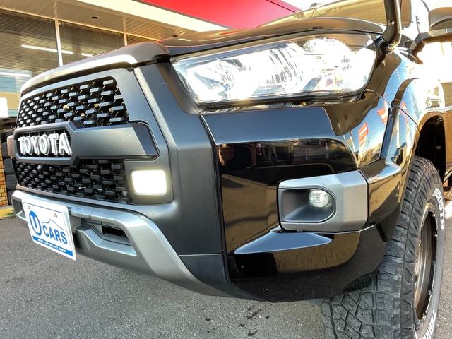 ハイラックス Ｘ　後期モデル　４ＷＤ　２．５インチアップ　ＲＯＣＣＯタイプＦバンパ　タコマルックＴＯＹＯＴＡグリル　社外１７インチＡＷ　マッドタイヤ２８５／７０Ｒ１７　オーバーフェンダー　ソフトトノカバー（12枚目）