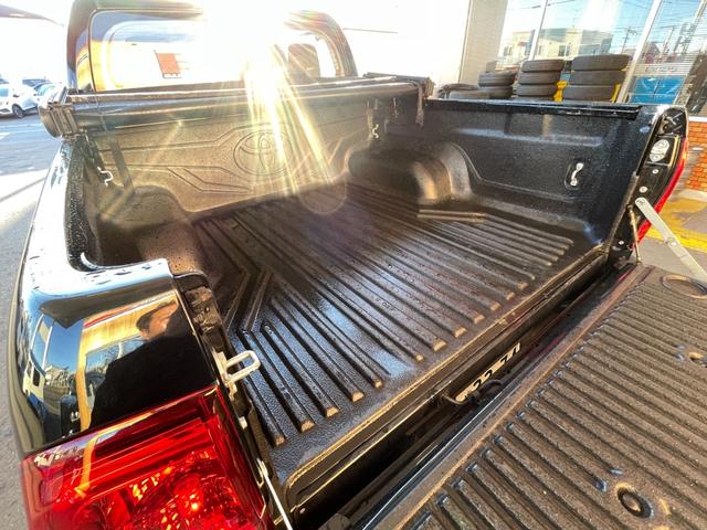 ハイラックス Ｘ　後期モデル　４ＷＤ　２．５インチアップ　ＲＯＣＣＯタイプＦバンパ　タコマルックＴＯＹＯＴＡグリル　社外１７インチＡＷ　マッドタイヤ２８５／７０Ｒ１７　オーバーフェンダー　ソフトトノカバー（22枚目）