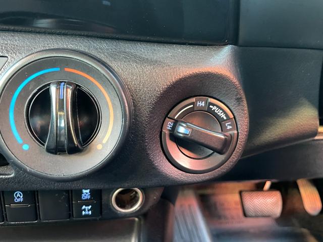 ハイラックス Ｘ　後期モデル　４ＷＤ　２．５インチアップ　ＲＯＣＣＯタイプＦバンパ　タコマルックＴＯＹＯＴＡグリル　社外１７インチＡＷ　マッドタイヤ２８５／７０Ｒ１７　オーバーフェンダー　ソフトトノカバー（36枚目）