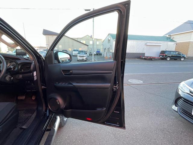 ハイラックス Ｘ　後期モデル　４ＷＤ　２．５インチアップ　ＲＯＣＣＯタイプＦバンパ　タコマルックＴＯＹＯＴＡグリル　社外１７インチＡＷ　マッドタイヤ２８５／７０Ｒ１７　オーバーフェンダー　ソフトトノカバー（39枚目）