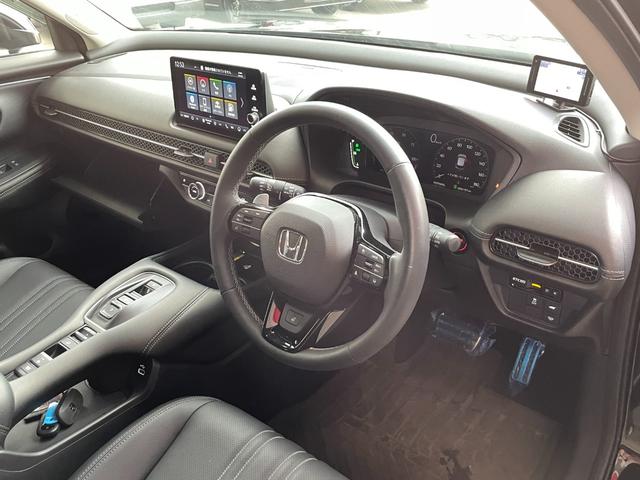 ＺＲ－Ｖ ｅ：ＨＥＶ　Ｚ　４ＷＤ　ワンオーナー　ホンダセンシング　マルチビューカメラ　ホンダコネクト　ＥＴＣ２．０　ワイヤレス充電器　レザーシート　運転席：助手席Ｐシート　シートヒーター　ＢＯＳＥサウンド　純正１８インチアルミ（8枚目）