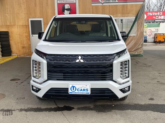 デリカＤ：５ ブラックエディション　登録済未使用車　純正アルミホイール　本革シート　ルーフビームガーニッシュ　電動サイドステップ　本革ステアリングホイール　シートヒーター　マルチアラウンドモニター　ワンタッチ電動スライドドア（2枚目）