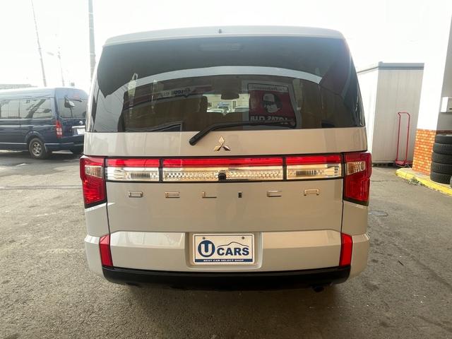 デリカＤ：５ ブラックエディション　登録済未使用車　純正アルミホイール　本革シート　ルーフビームガーニッシュ　電動サイドステップ　本革ステアリングホイール　シートヒーター　マルチアラウンドモニター　ワンタッチ電動スライドドア（3枚目）