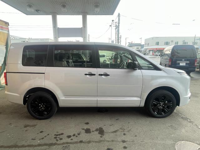 デリカＤ：５ ブラックエディション　登録済未使用車　純正アルミホイール　本革シート　ルーフビームガーニッシュ　電動サイドステップ　本革ステアリングホイール　シートヒーター　マルチアラウンドモニター　ワンタッチ電動スライドドア（4枚目）