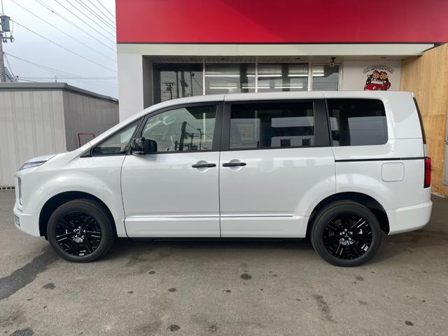 デリカＤ：５ ブラックエディション　登録済未使用車　純正アルミホイール　本革シート　ルーフビームガーニッシュ　電動サイドステップ　本革ステアリングホイール　シートヒーター　マルチアラウンドモニター　ワンタッチ電動スライドドア（5枚目）