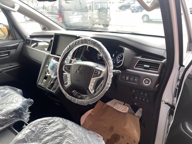 デリカＤ：５ ブラックエディション　登録済未使用車　純正アルミホイール　本革シート　ルーフビームガーニッシュ　電動サイドステップ　本革ステアリングホイール　シートヒーター　マルチアラウンドモニター　ワンタッチ電動スライドドア（6枚目）