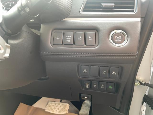 デリカＤ：５ ブラックエディション　登録済未使用車　純正アルミホイール　本革シート　ルーフビームガーニッシュ　電動サイドステップ　本革ステアリングホイール　シートヒーター　マルチアラウンドモニター　ワンタッチ電動スライドドア（7枚目）