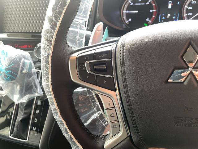 デリカＤ：５ ブラックエディション　登録済未使用車　純正アルミホイール　本革シート　ルーフビームガーニッシュ　電動サイドステップ　本革ステアリングホイール　シートヒーター　マルチアラウンドモニター　ワンタッチ電動スライドドア（10枚目）