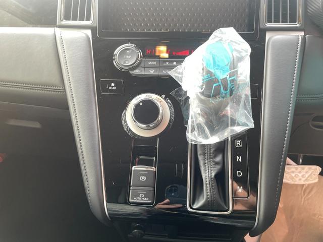 デリカＤ：５ ブラックエディション　登録済未使用車　純正アルミホイール　本革シート　ルーフビームガーニッシュ　電動サイドステップ　本革ステアリングホイール　シートヒーター　マルチアラウンドモニター　ワンタッチ電動スライドドア（12枚目）