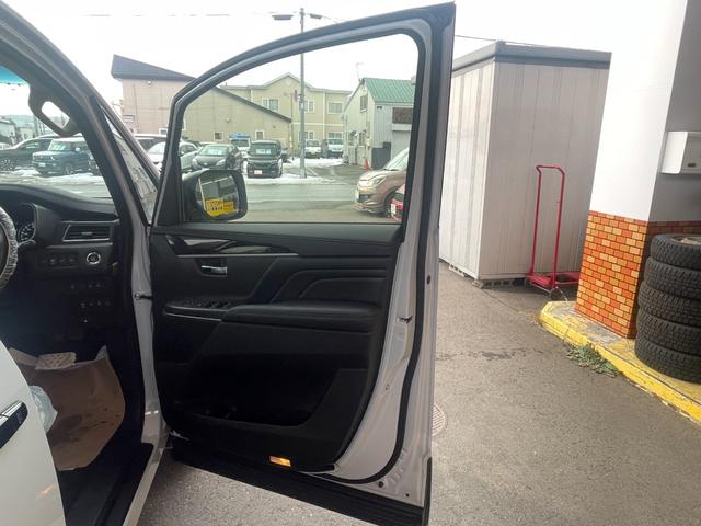 デリカＤ：５ ブラックエディション　登録済未使用車　純正アルミホイール　本革シート　ルーフビームガーニッシュ　電動サイドステップ　本革ステアリングホイール　シートヒーター　マルチアラウンドモニター　ワンタッチ電動スライドドア（13枚目）