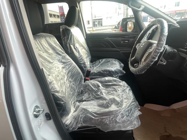 デリカＤ：５ ブラックエディション　登録済未使用車　純正アルミホイール　本革シート　ルーフビームガーニッシュ　電動サイドステップ　本革ステアリングホイール　シートヒーター　マルチアラウンドモニター　ワンタッチ電動スライドドア（15枚目）