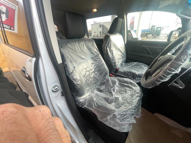 デリカＤ：５ ブラックエディション　登録済未使用車　純正アルミホイール　本革シート　ルーフビームガーニッシュ　電動サイドステップ　本革ステアリングホイール　シートヒーター　マルチアラウンドモニター　ワンタッチ電動スライドドア（16枚目）