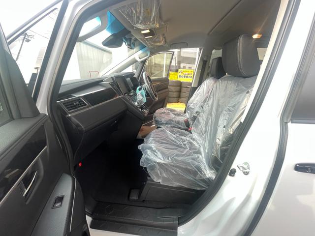 デリカＤ：５ ブラックエディション　登録済未使用車　純正アルミホイール　本革シート　ルーフビームガーニッシュ　電動サイドステップ　本革ステアリングホイール　シートヒーター　マルチアラウンドモニター　ワンタッチ電動スライドドア（19枚目）