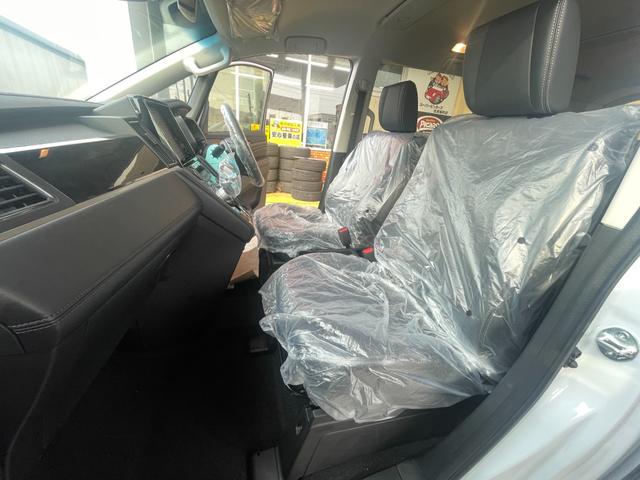 デリカＤ：５ ブラックエディション　登録済未使用車　純正アルミホイール　本革シート　ルーフビームガーニッシュ　電動サイドステップ　本革ステアリングホイール　シートヒーター　マルチアラウンドモニター　ワンタッチ電動スライドドア（20枚目）