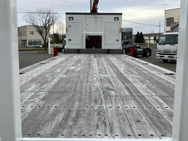 スーパーグレート 　花見台クレーン付セーフティローダー　ユニック４段（２．９３ｔ）　ラジコン　フックイン　警報型　一般仕様　自動あゆみ付　ウィンチ　床フック１２個　スタンション穴２個　アルミホイール　８×４　３９４馬力（8枚目）