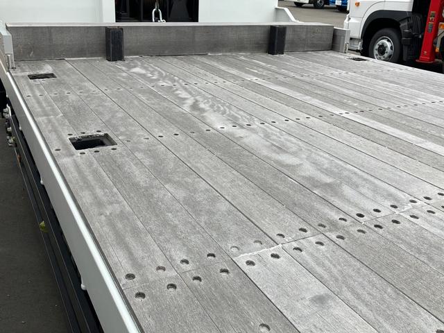 スーパーグレート 　花見台クレーン付セーフティローダー　ユニック４段（２．９３ｔ）　ラジコン　フックイン　警報型　一般仕様　自動あゆみ付　ウィンチ　床フック１２個　スタンション穴２個　アルミホイール　８×４　３９４馬力（9枚目）