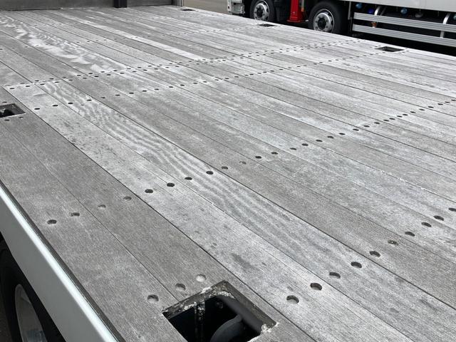 スーパーグレート 　花見台クレーン付セーフティローダー　ユニック４段（２．９３ｔ）　ラジコン　フックイン　警報型　一般仕様　自動あゆみ付　ウィンチ　床フック１２個　スタンション穴２個　アルミホイール　８×４　３９４馬力（10枚目）